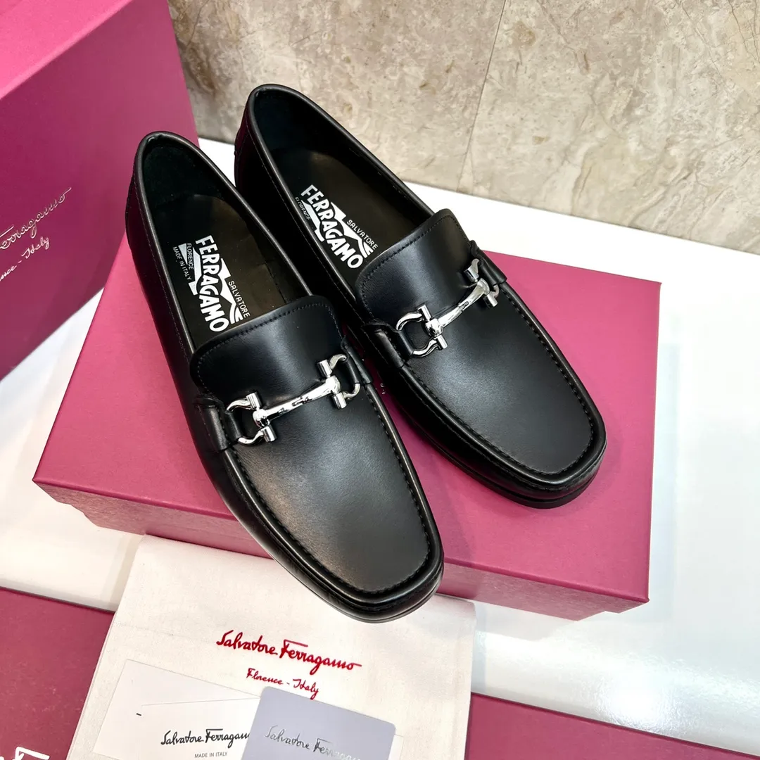 Original quality P780 Brand: Ferragamo Standard size: Men's size 39–44 (38.45 can be customized) Grade: Same style as the official website High-quality men's shoes Material: Customized first-layer calfskin with water-dyed cowhide lining Cowhide tiptoe Original non-slip and wear-resistant rubber outsole Style category: Men's formal business leather shoes are young and fashionable European and American trends British style Casual matching and comfortable feet Color: actual picture